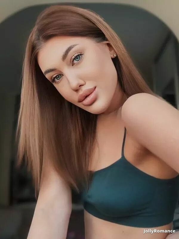Adela Profile image 2