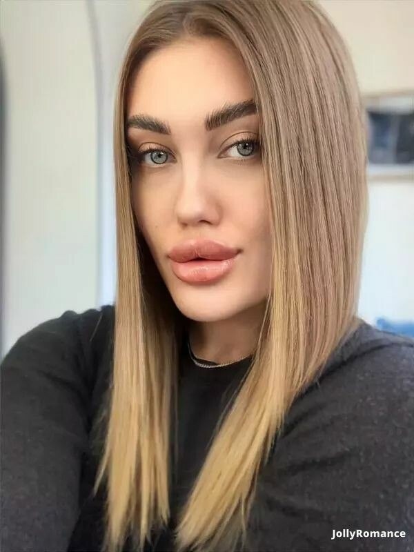 Adela Profile image 3